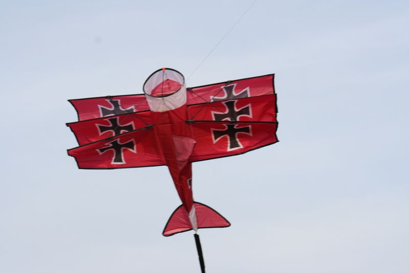 WindNSun Red Baron - 3D-Einleiner-Drachen/Kinderdrachen (1-Leiner) rtf (flugfertig) 90 cm x 130 cm Polyestertuch mit Druck Gfk-Gestänge rot/weiß/schwarz