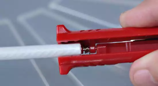 Koaxialkabel für die Montage eines F-Steckers abisolieren
