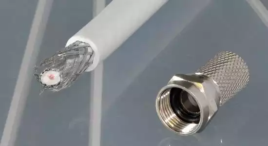Abisolierer richtig am SAT-Koaxialkabel ansetzen