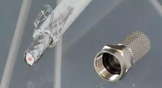 Abschirmgeflecht eines Koaxialkabels für einen F-Stecker zurücklegen