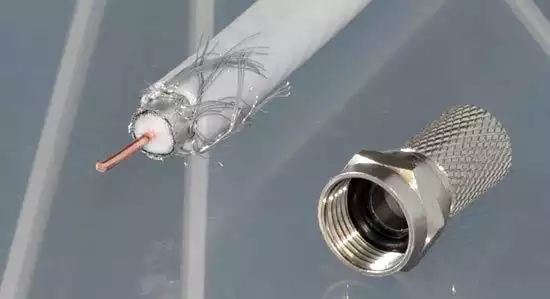 Innenleiter eines SAT-Koaxialkabels für F-Stecker freilegen