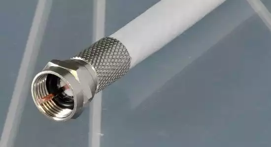 F-Stecker auf ein vorbereitetes Koaxialkabel aufdrehen