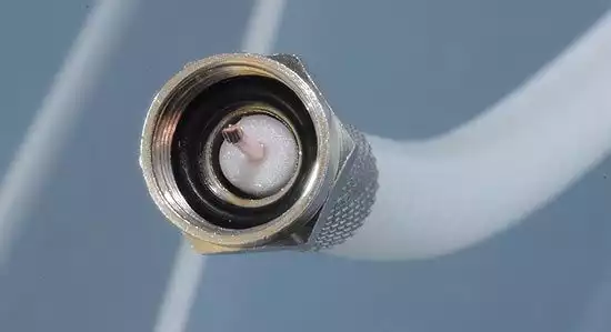 F-Stecker nach der Montage auf richtigen Sitz und Kurzschluss kontrollieren