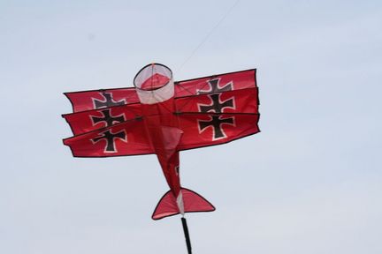 11111WindNSun Red Baron - 3D-Einleiner-Drachen/Kinderdrachen (1-Leiner) rtf (flugfertig) 90 cm x 130 cm Polyestertuch mit Druck Gfk-Gestänge rot/weiß/schwarz