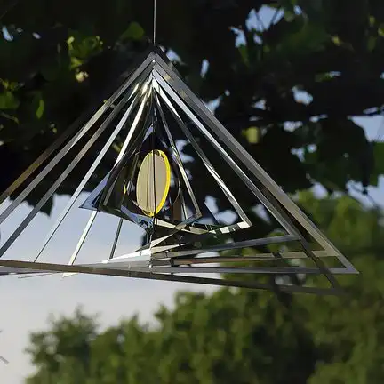 Elliot Lichtzauber - Edelstahl-Dreieck mit Lichtzauber Elliot Lichtzauber - Metallwindspiel hängend Edelstahl-Dreieck mit groß 23 x 38 cm rot